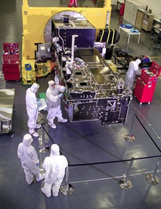 Workers assembly NASA Aura satellite